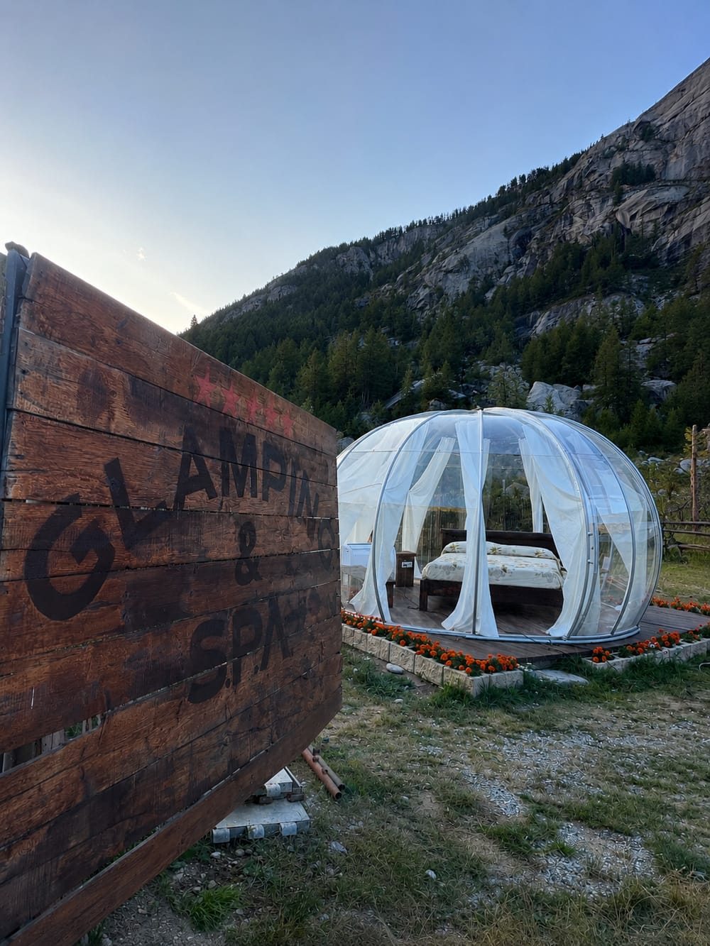 Bolla glamping con insegna Glamping & Spa