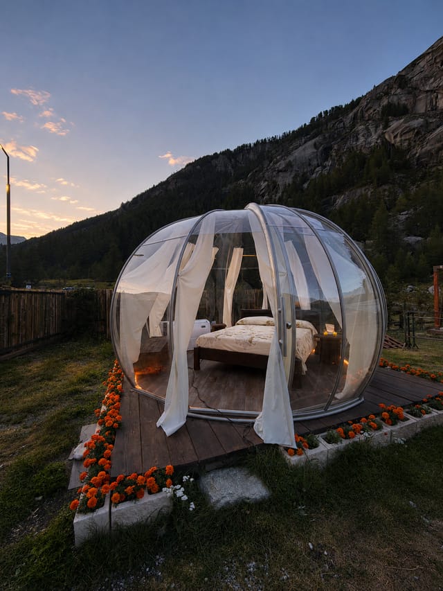Bolla su pedana in legno con letto al tramonto