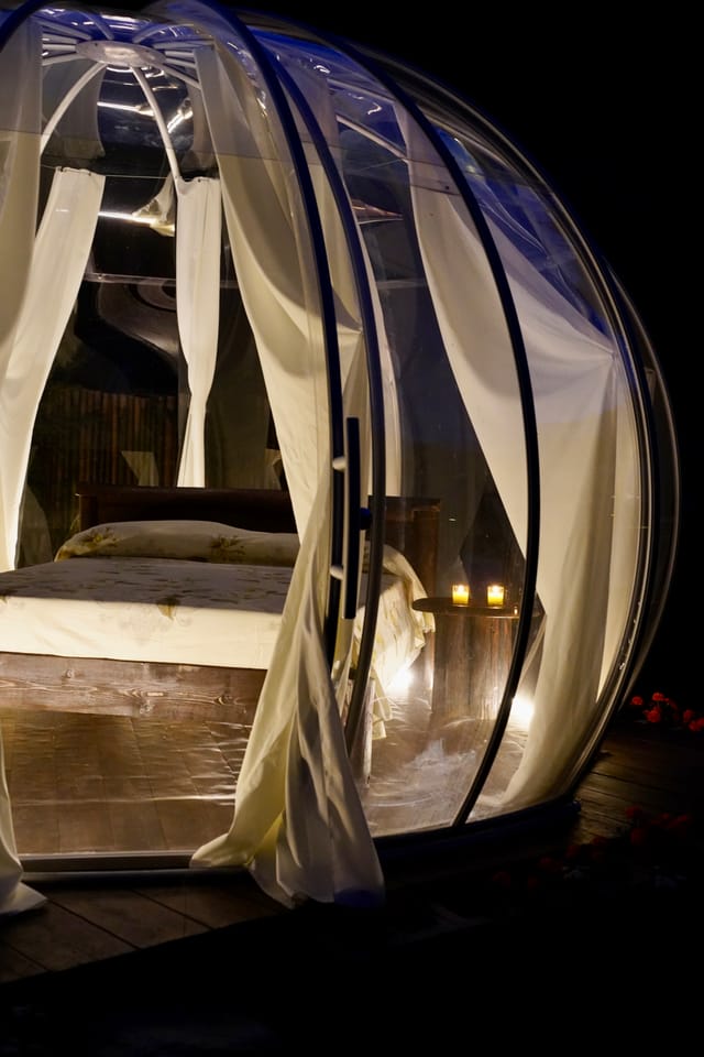 Letto all'interno della bolla con candele accese