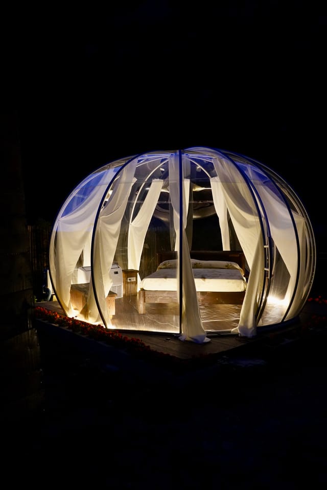 Interno della bolla con letto matrimoniale illuminato di notte