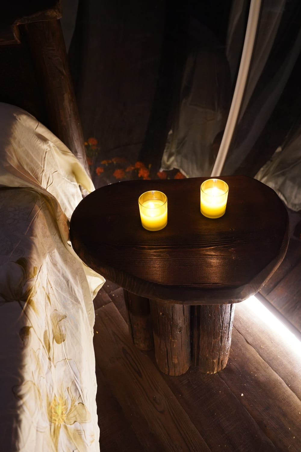 Dettaglio di candele su comodino in legno