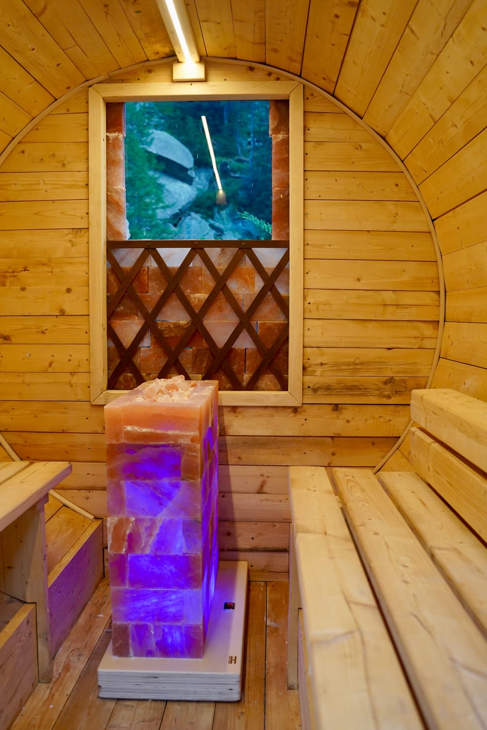 Lampada di sale in un ambiente benessere in legno