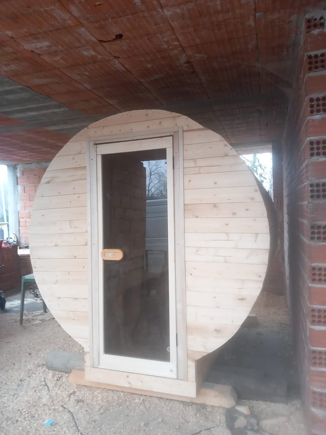 Sauna a botte completata con porta a vetro, in laboratorio
