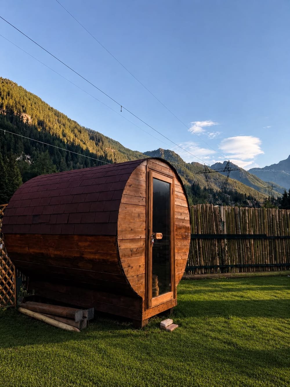 Sauna a botte da esterno con vista sulle montagne