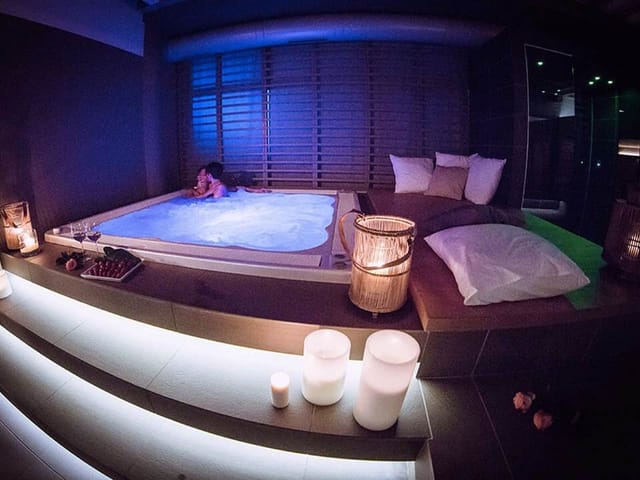 Suite con vasca idromassaggio illuminata dalle candele